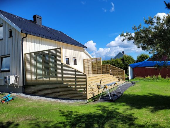 Hvit hus med nybygdmterrasse