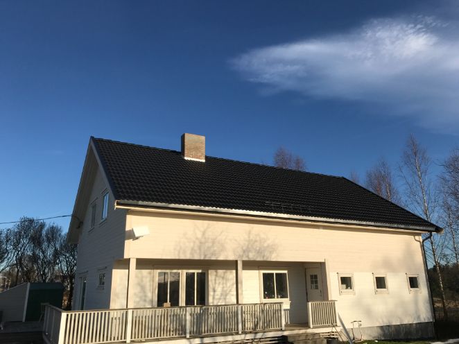Hvitt hus med sort tak
